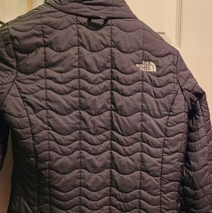 NORTH FACE WOMENS JACKET BLACK SIZE M. WORN ONCE